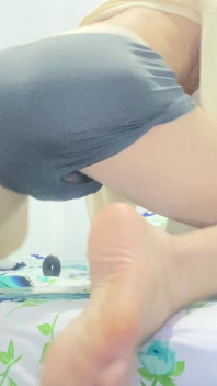 Cara doce fodendo a bunda dela com um brinquedo e ejaculando