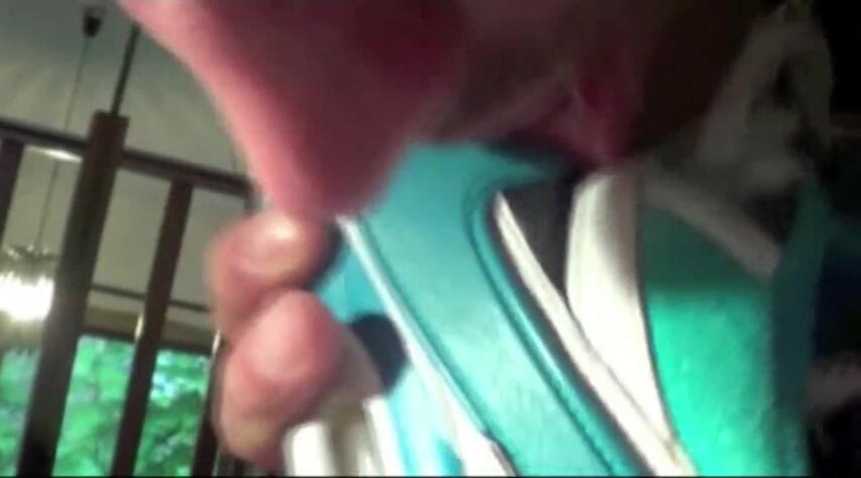 Sneaker gay: Sniff my feet and suck me