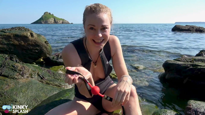 UKCuteGirl: Ball gag और बाढ़ वाला Dive Mask - Wetsuit Beach fun