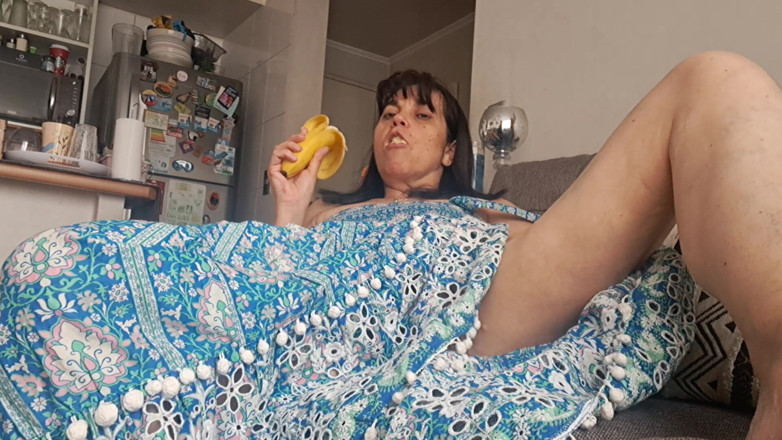 Mommy big hairy pussy: Stiefmutter in sessel berührt ihre muschi