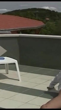 Umiliante orgasmo a tre che piscia
