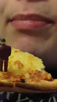 Cina cu pizza uriașă are parte de un bărbat minion, sălbatic, devine toppingul