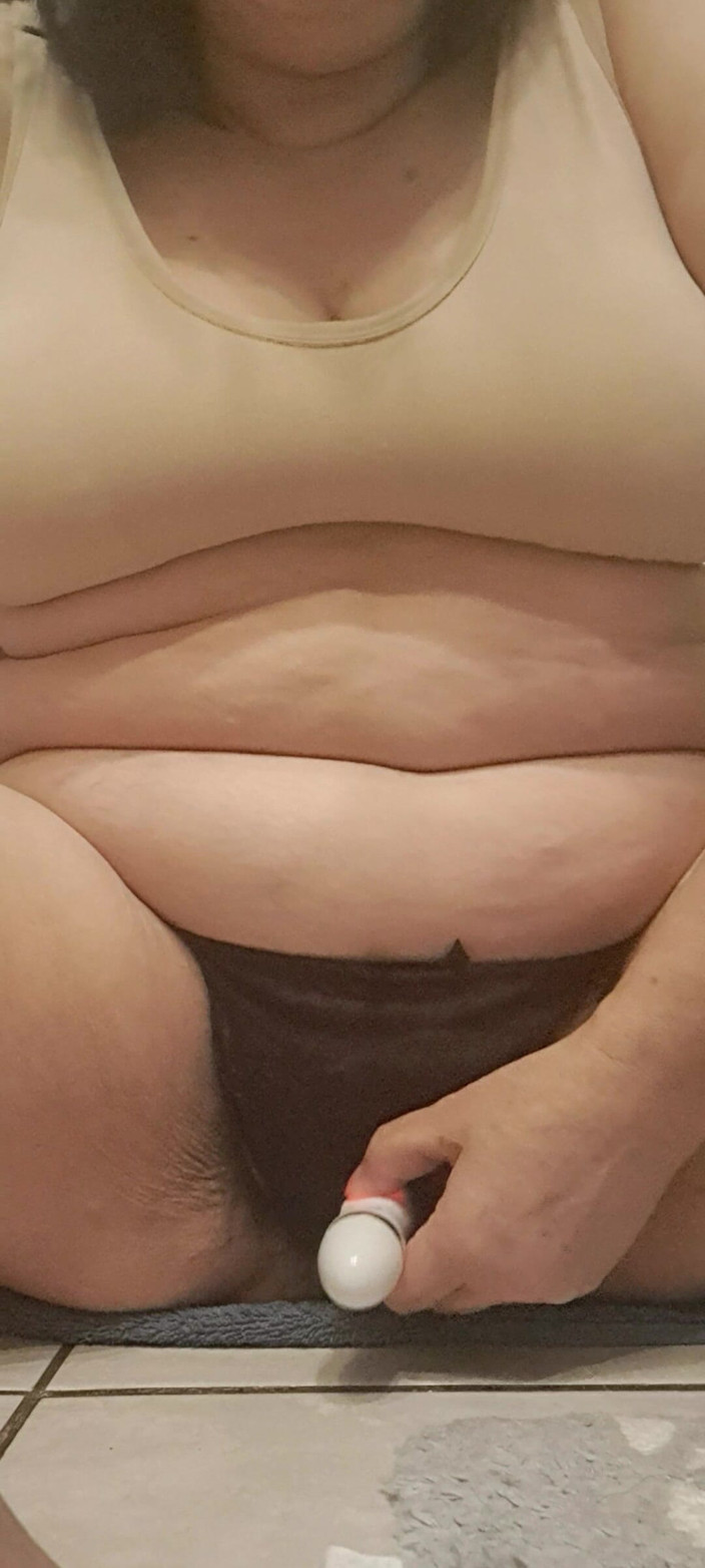Mommy big hairy pussy: MILF quyến rũ với vùng kín đầy lông của cô ấy