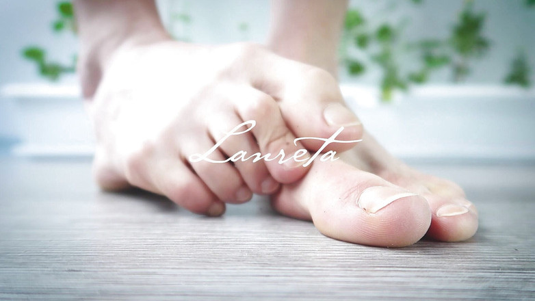 Lanreta: Super detailní záběr na nohy a prsty