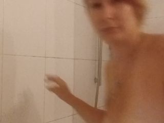 Maleficient: I duschen - helt naken