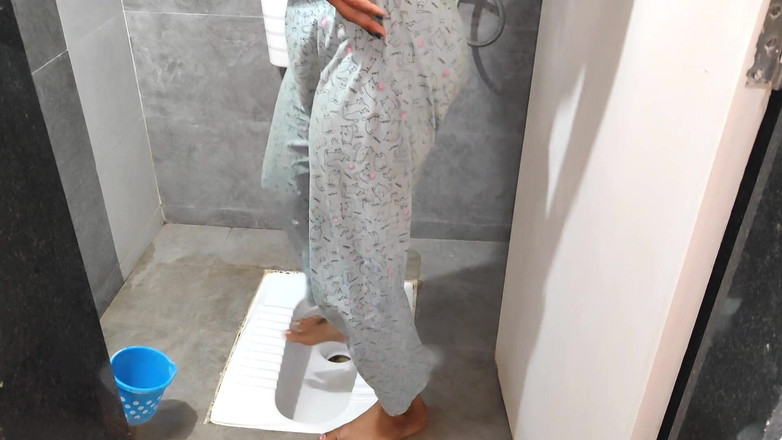 Sexy Komal: Komal işemek için ona banyoda eşlik etmişti.