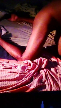 Na cama com madrasta com medo de relâmpago de trovão e chuva forte
