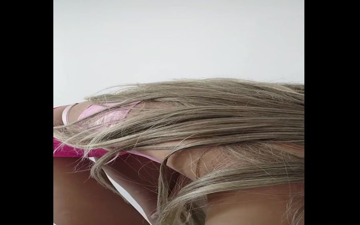 Priscila Belini: Exhibicionista rubia caliente