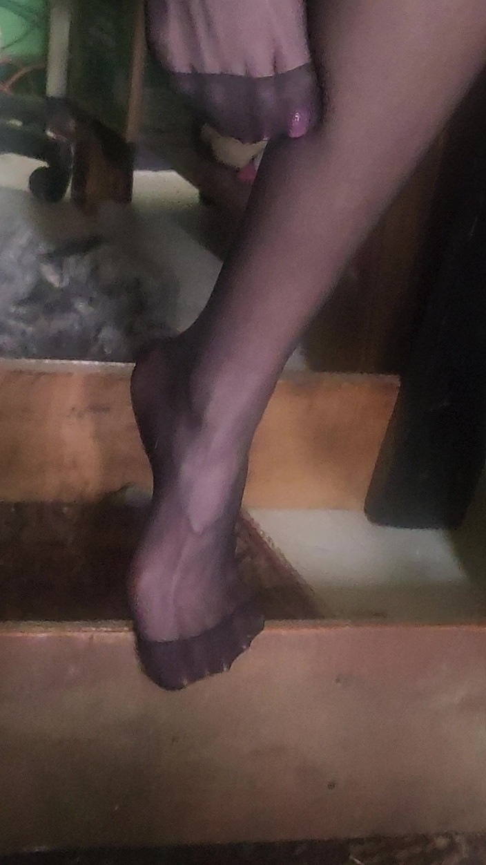 Goode Girl: Bună Fată Cu Ciorapi Negri Venerarea Picioarelor Cu Vedere La...