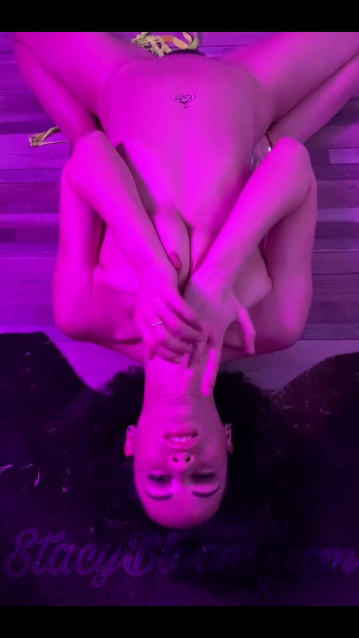 Stacy Bloom: Awek panas striptis ghairah dan menjolok - Solo sensual