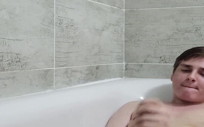 Dustins: Pulchny chłopak idzie solo w łazience
