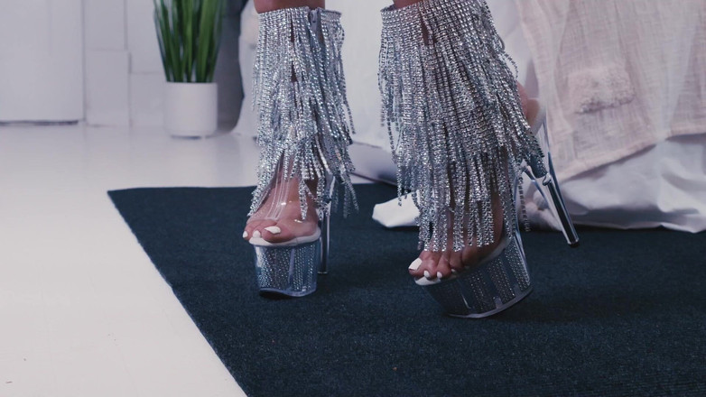 Women are art: Oil Feet