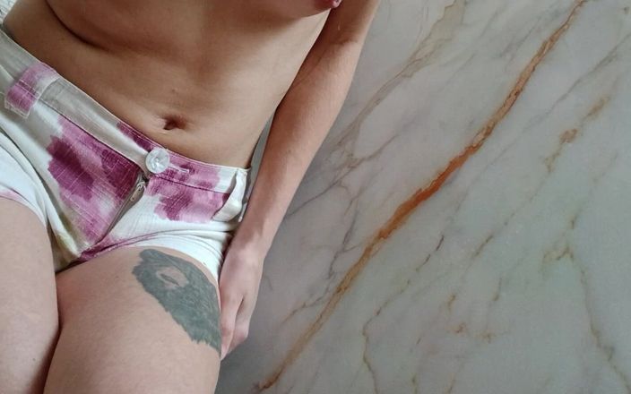 Lesbian-illusion: 我躲在衣柜后面，这样我的邻居就不会看到我在自慰