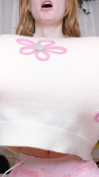 乳房这么大，他们会弹出的