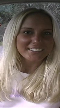 Sexy blondýnka s velmi piercingem roztahování kundičky
