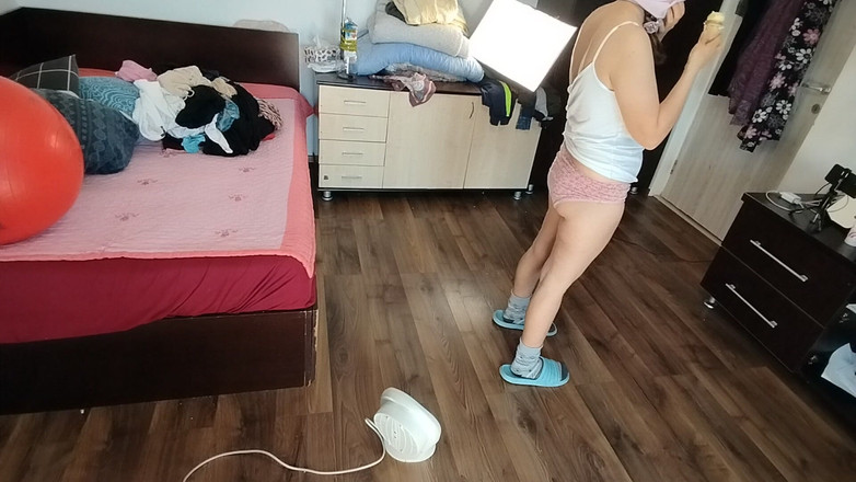 Mirsur: Sexy Brunetka Se Baví Zkoušením Oblečení. Sexy Máma Tančí Nahá...
