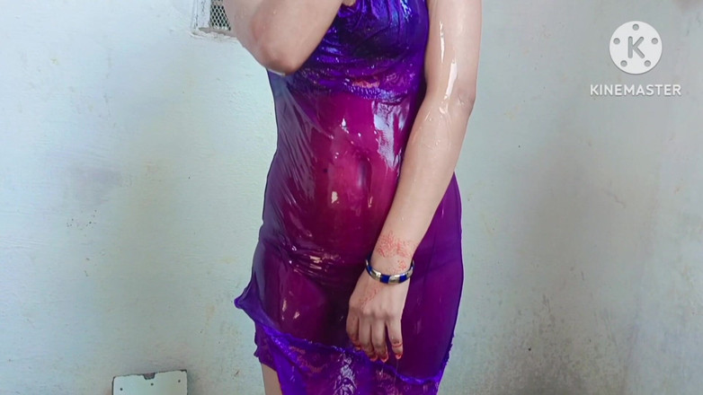 Ankurpriya000: Tante india kepergok mandi di tempat terbuka dan lanjut ngocok...