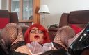 Jessica XD: Servitoare roșcată efeminată care își practică pizdele efeminant în centură de castitate,...