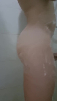 Femboy prend une douche rapide