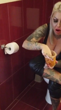 Loira tatuada milf come macarrão no banheiro