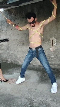 この男のボールは完全に縛られている