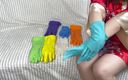 Klaimmora: Thử găng tay cao su - màu sắc khác nhau
