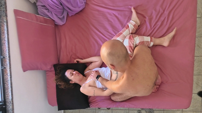Gabi SweetCouplesStories: Il mio patrigno visita la mia stanza ogni volta che...