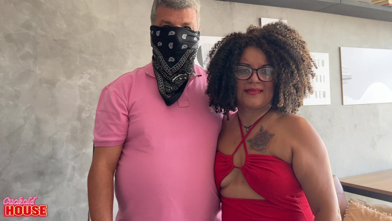 CuckoldHouse: Un uomo cornuto condivide la sua moglie matura con due...