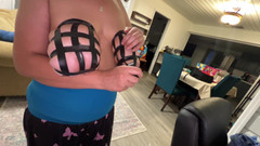 VeeVee Vixen: Titten mit klebeband in schwarzem raster