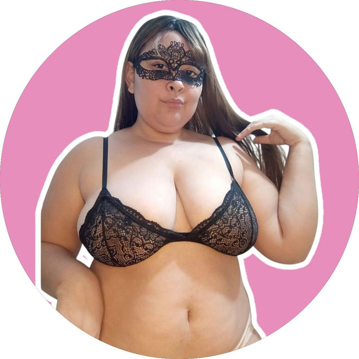 Jaky2023: Prsatá blondýnka masturbuje se svým robertkem, dokud se neuskutečí