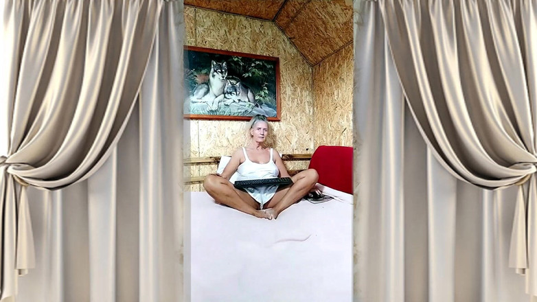 Lukerya: Casalinga sexy, Lukerya. Flirtare dopo pensieri mattutini davanti a una...