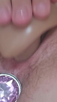 19 yaşındaki büyük dildo ile yakın amcık oyunu