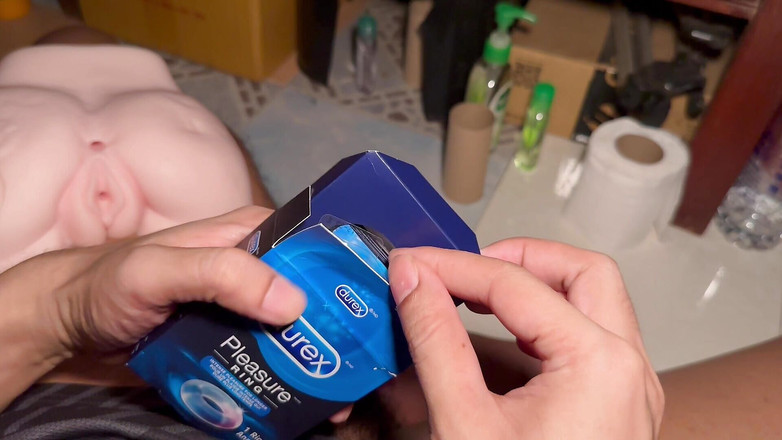 SinglePlayerBKK: Poprvé používám durex rozkošný prsten.