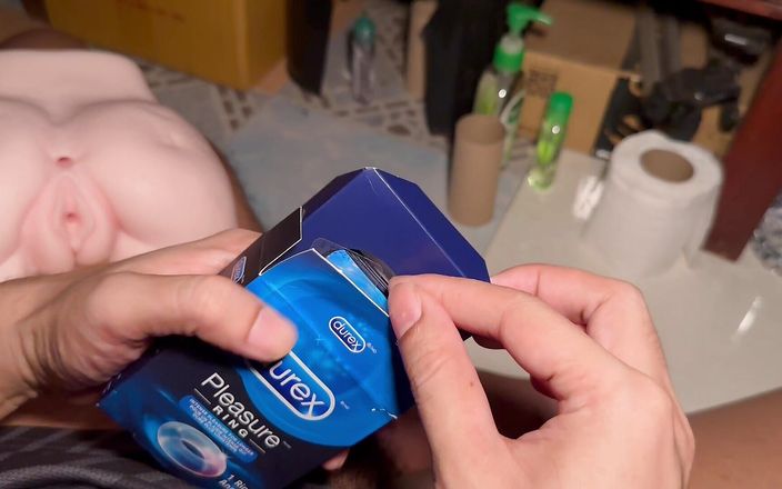 SinglePlayerBKK: Jag använder Durex nöjesring för första gången.