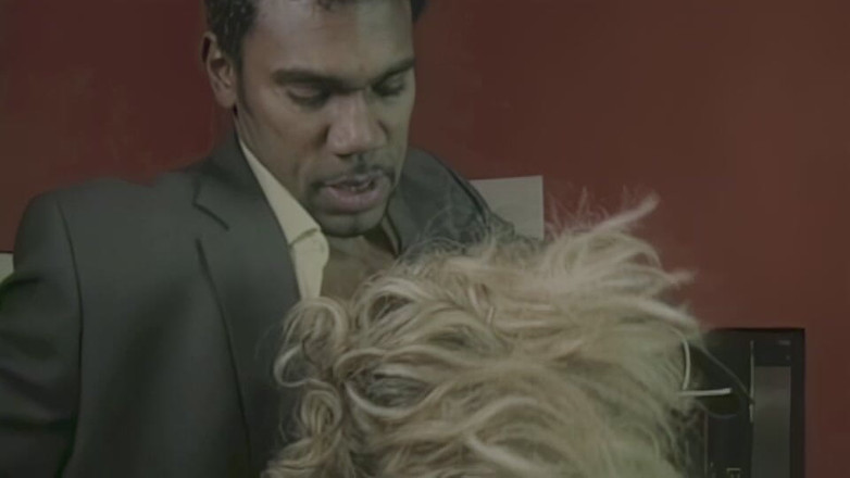 pornitaliangraffiti: सुनहरे बालों वाली सचिव इसे काले बॉस से गधे में ले जाता है