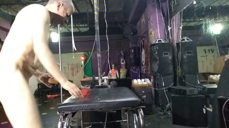Dildo Man and Cross Hard Sex: Giocare nudo in un club di danza con un dildo