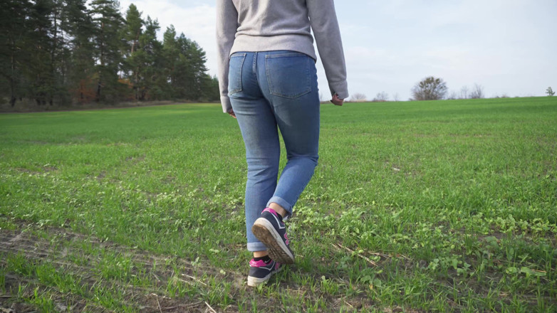 Teasecombo 4K: Tante seksi dengan pantat bahenol lagi asik jalan-jalan di luar...