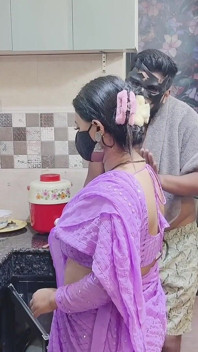 Pembantu rumah dengan pepek berbulu dan ketiak kencing pada batang pemilik