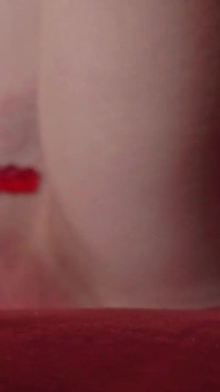 Ragazza piccola dalla pelle bianca pallida sgrillettamento della sua figa rasata rosa