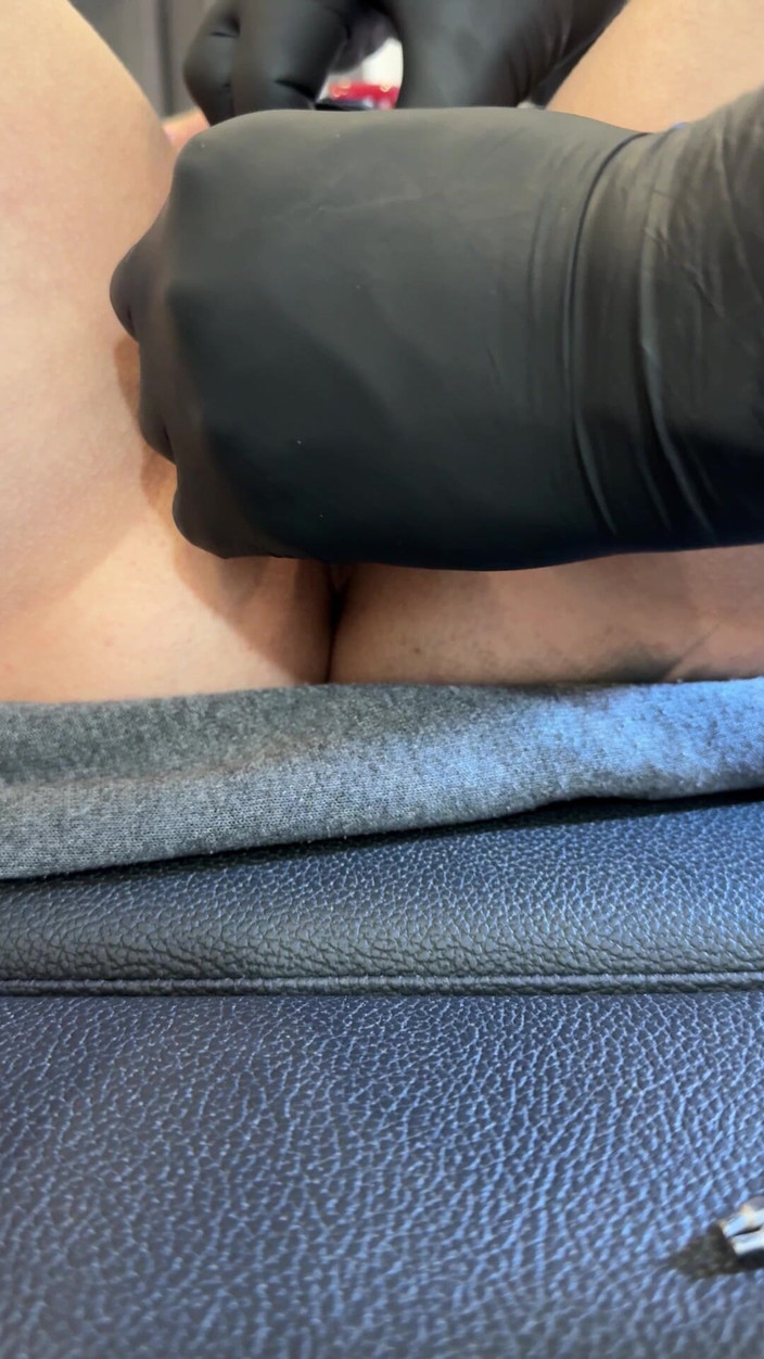 Nastasia_ink: Žhavá MILFka si nechá změnit piercing do kundičky.