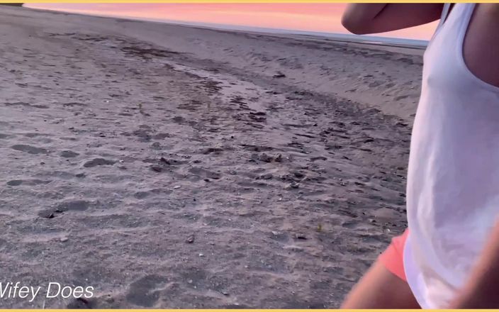 Wifey Does: Une femme exhibe ses seins au coucher du soleil