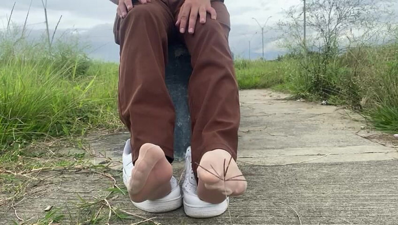 Mr Feet Colombia: SI FA RADERE LE SCARPE IN PUBBLICO E INDOSSA LE...