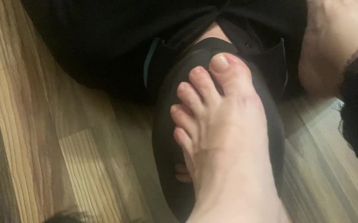 Niki studio: Aanbid mijn voeten en maak mijn tenen schoon