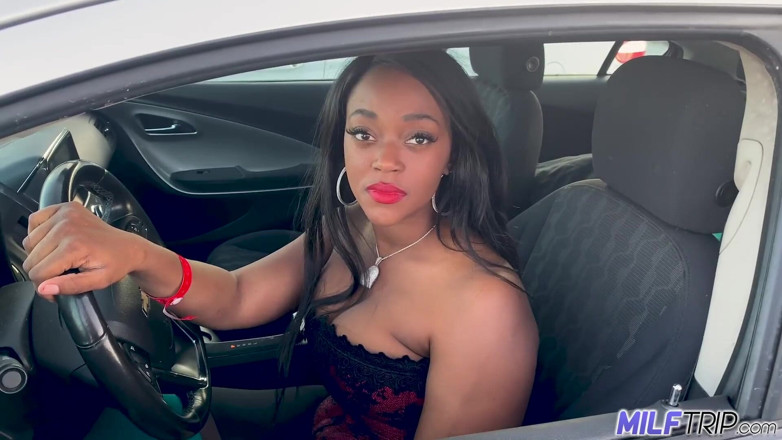 MILF Trip: Buxom ebony zlatíčko pracuje na péru