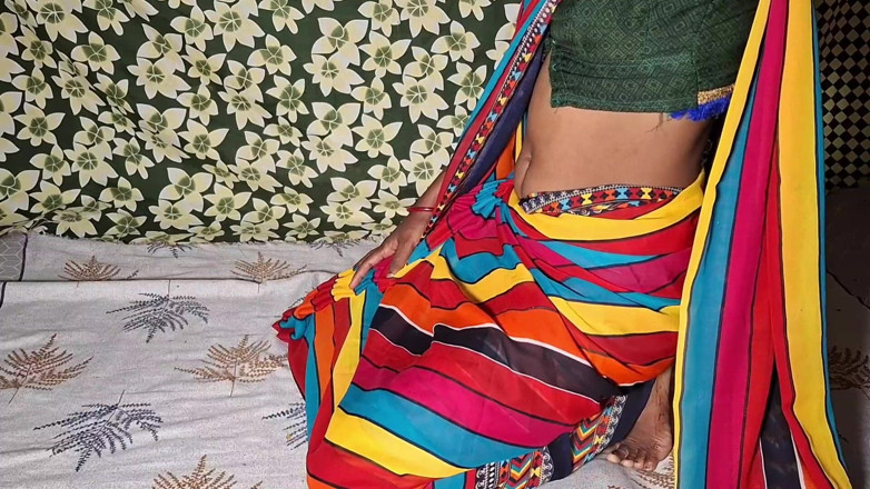 Desi step mom: Tatie vêtue d’un sari rouge