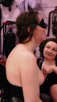 2 Surowe kochanki i trans-uległe! Szorstki bdsm korzystanie! Arya Grander i Mistress Priest