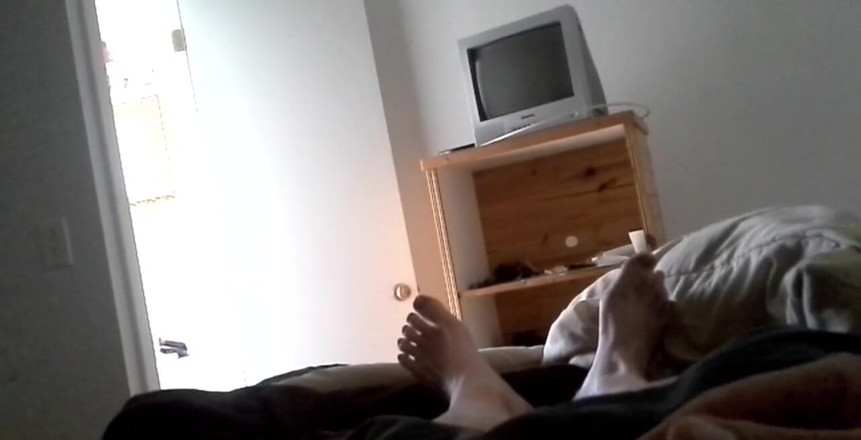 Caressonnous: मैं अपने King Bed में हस्तमैथुन करती हूं