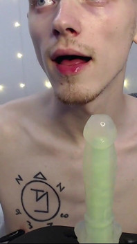 Endo segue gli ordini del gay e obbedisce come uno schiavo
