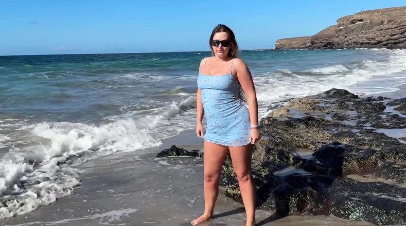 Emma Voyeur: La ragazza senza mutandine fa pipì in una spiaggia pubblica