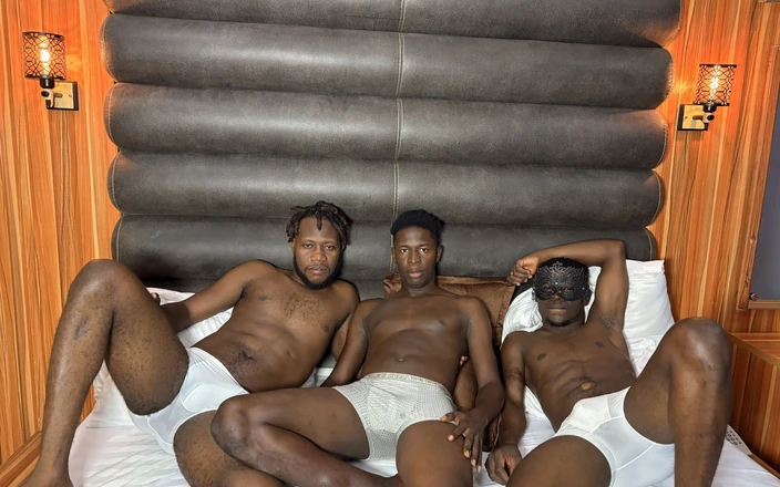 FWBigDick: デビュー:トゥインクが2人BBCを取る